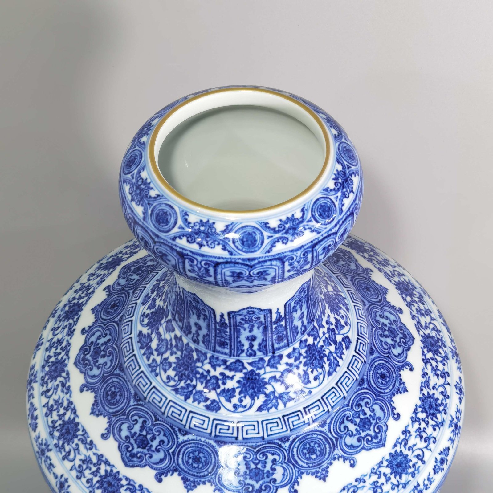 Qing Dynasty Qianlong blue and white lotus pattern border pastel color garlic vase