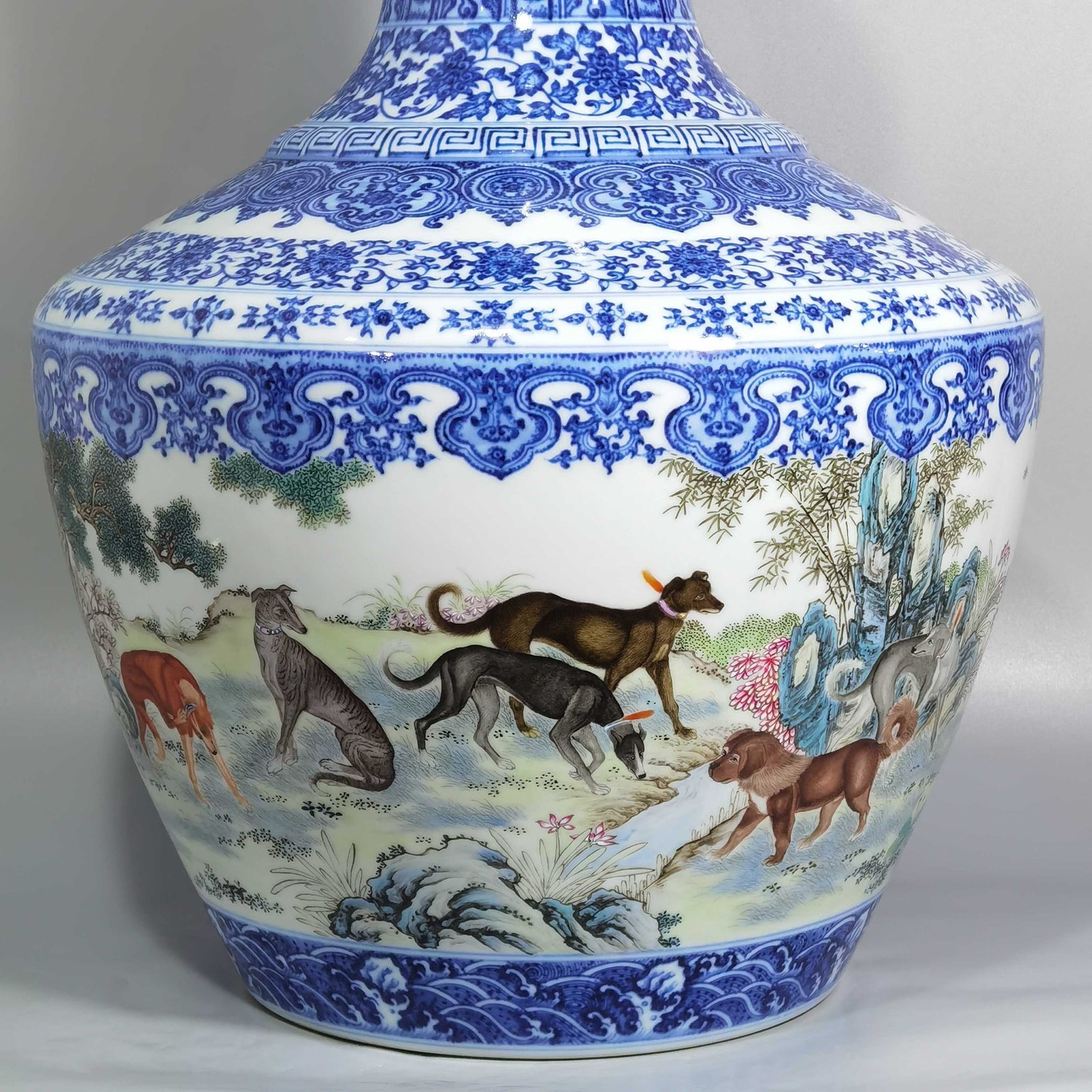 Qing Dynasty Qianlong blue and white lotus pattern border pastel color garlic vase
