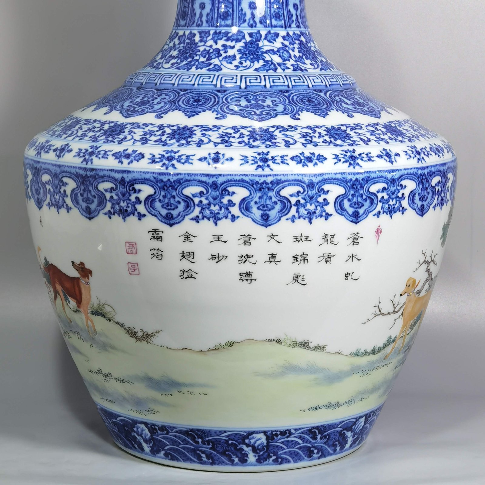 Qing Dynasty Qianlong blue and white lotus pattern border pastel color garlic vase