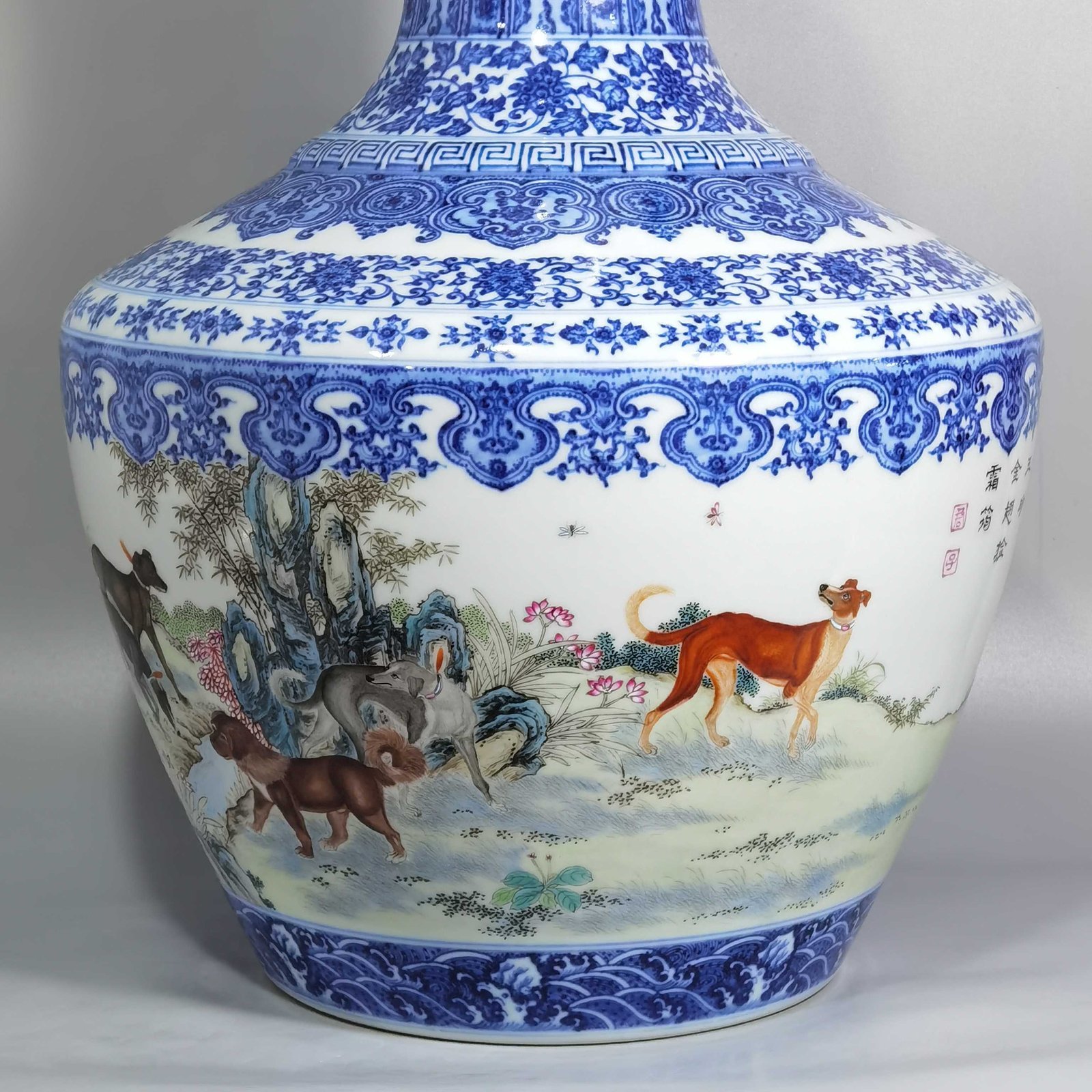 Qing Dynasty Qianlong blue and white lotus pattern border pastel color garlic vase