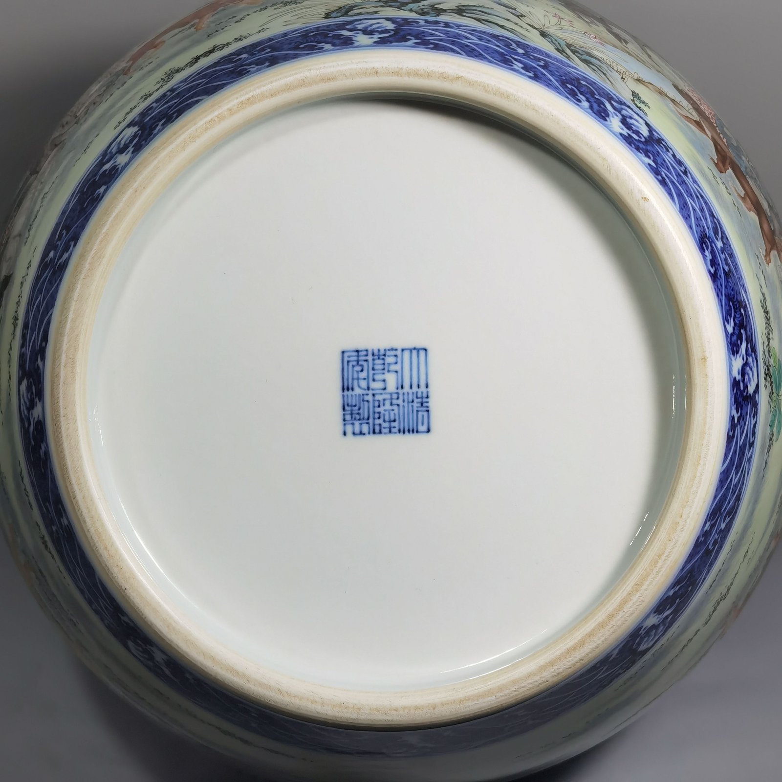 Qing Dynasty Qianlong blue and white lotus pattern border pastel color garlic vase