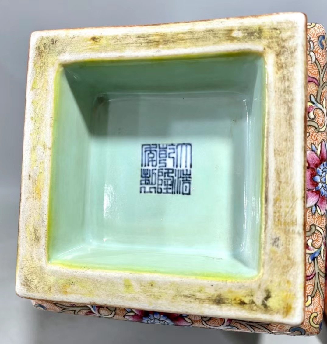 Qing Dynasty Qianlong square vase with four beautiful pictures