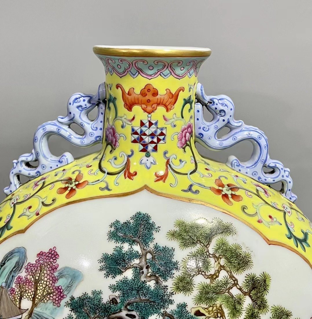 Qing Dynasty Qianlong Yangcai yellow ground figure with two ears holding moon vase