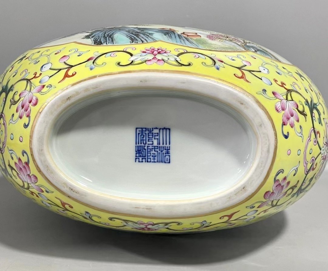Qing Dynasty Qianlong Yangcai yellow ground figure with two ears holding moon vase