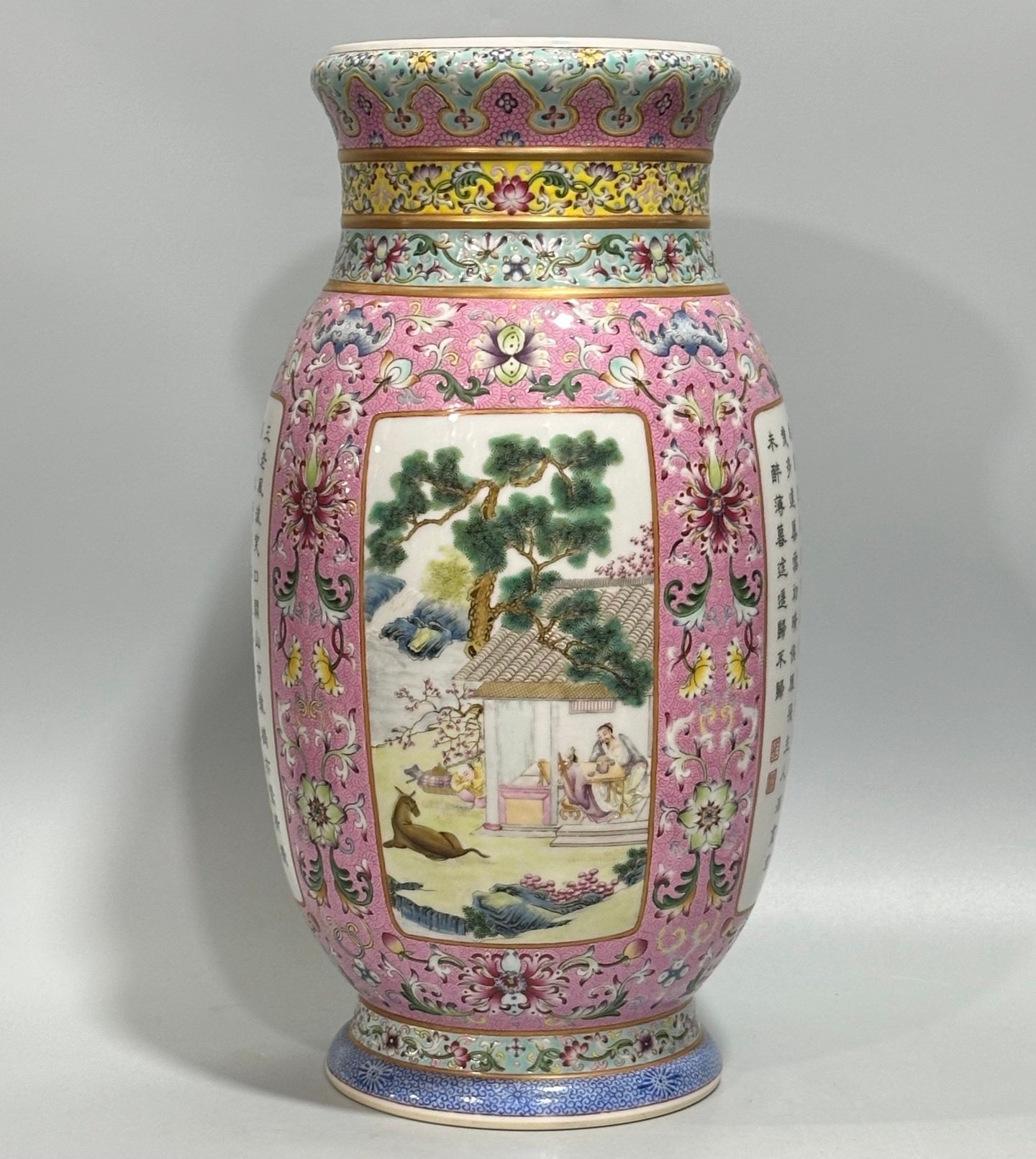 Qing Dynasty Qianlong rouge and red passion flower branches wrapped scroll-topped east melon vase