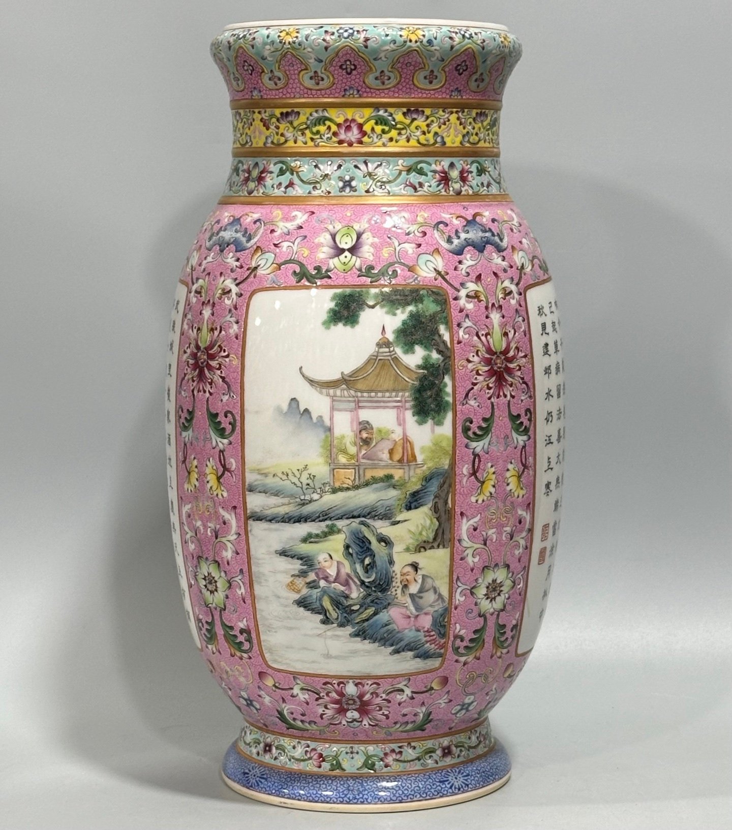 Qing Dynasty Qianlong rouge and red passion flower branches wrapped scroll-topped east melon vase