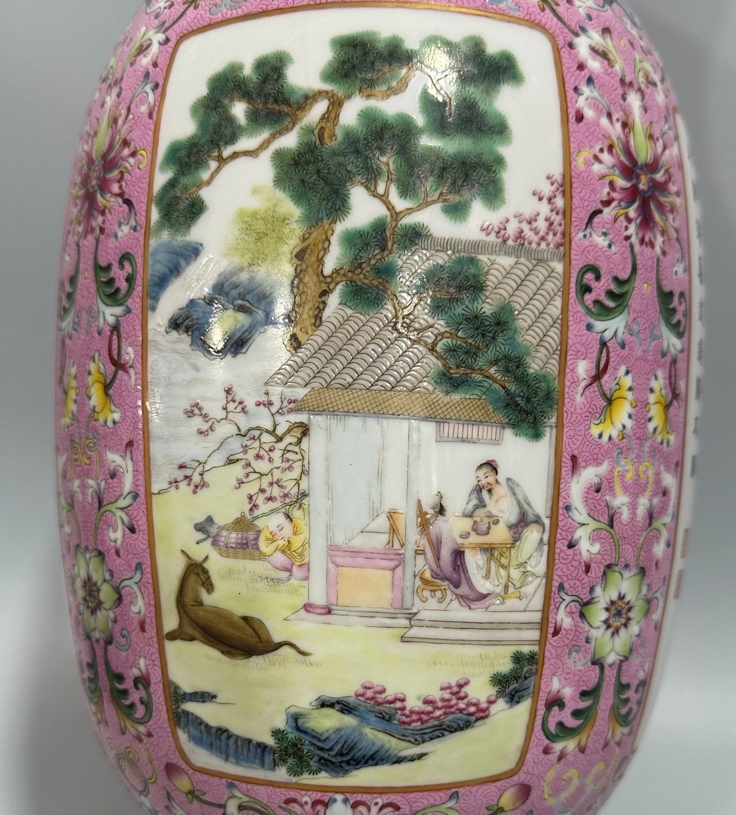 Qing Dynasty Qianlong rouge and red passion flower branches wrapped scroll-topped east melon vase