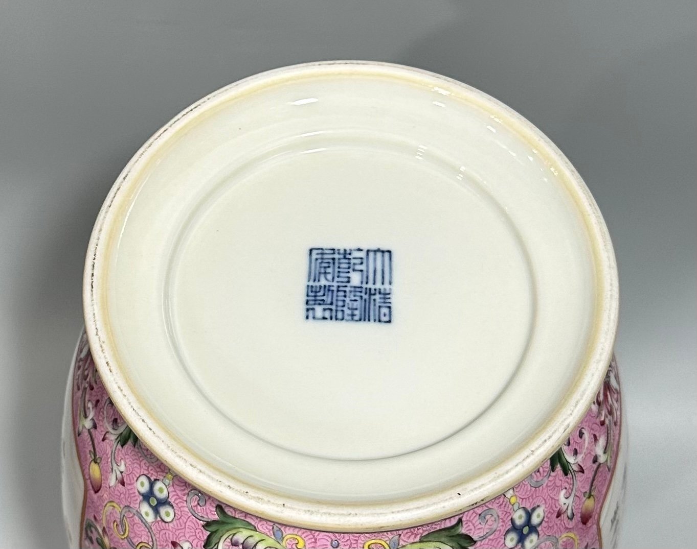 Qing Dynasty Qianlong rouge and red passion flower branches wrapped scroll-topped east melon vase