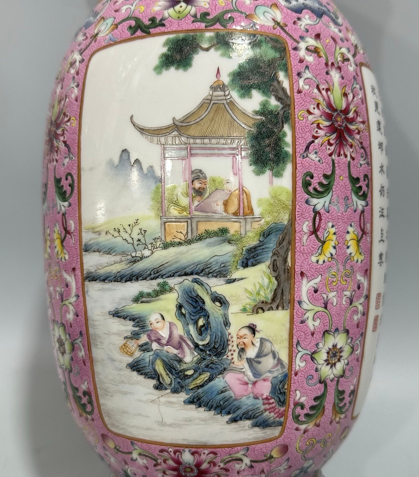 Qing Dynasty Qianlong rouge and red passion flower branches wrapped scroll-topped east melon vase