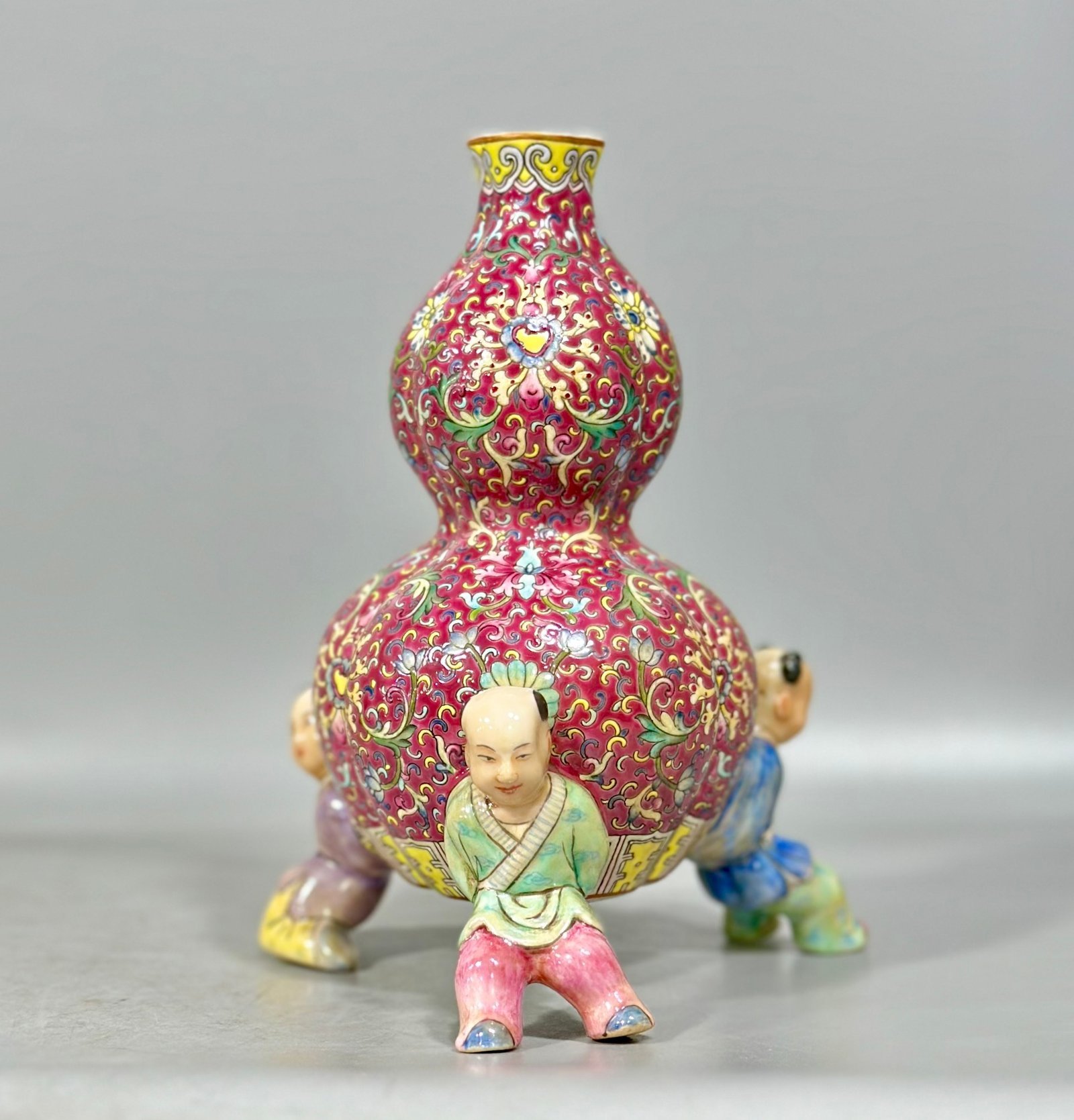 Qing Dynasty Qianlong Yangcai rouge and red passion flower branches three sons holding Fulu gourd vase