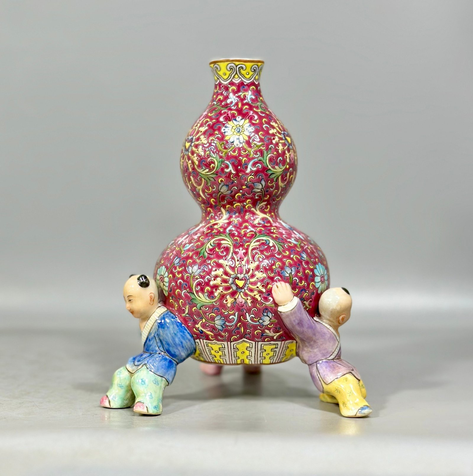 Qing Dynasty Qianlong Yangcai rouge and red passion flower branches three sons holding Fulu gourd vase