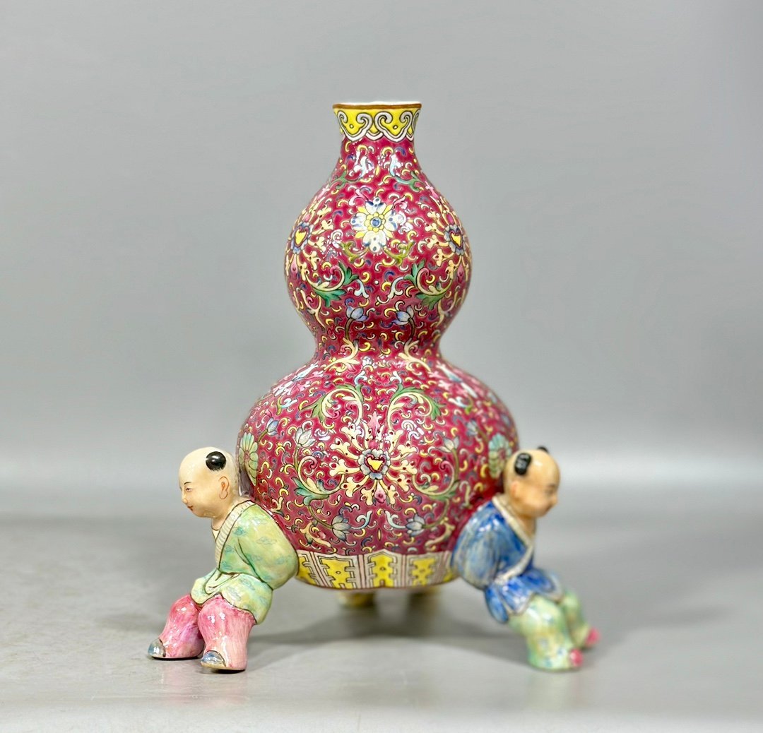 Qing Dynasty Qianlong Yangcai rouge and red passion flower branches three sons holding Fulu gourd vase