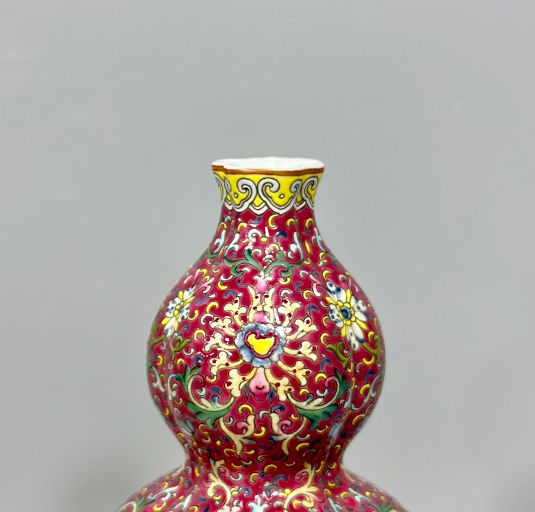 Qing Dynasty Qianlong Yangcai rouge and red passion flower branches three sons holding Fulu gourd vase
