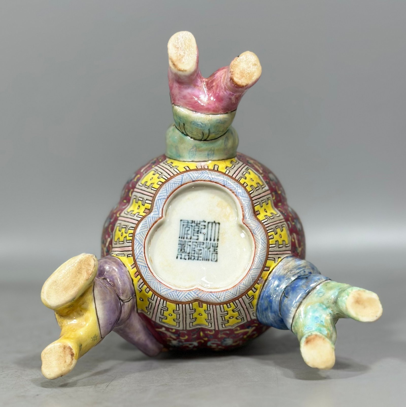 Qing Dynasty Qianlong Yangcai rouge and red passion flower branches three sons holding Fulu gourd vase