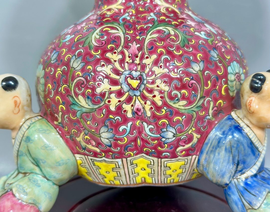 Qing Dynasty Qianlong Yangcai rouge and red passion flower branches three sons holding Fulu gourd vase