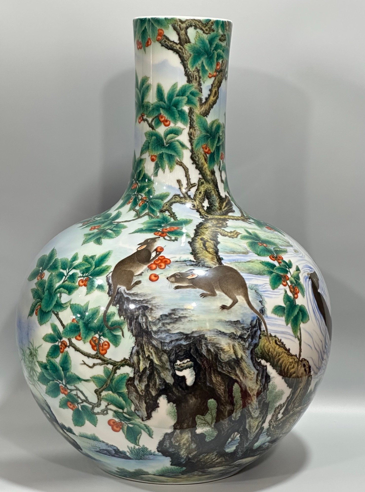 Qing Dynasty Qianlong Enamel Liuhe nimal pattern celestial sphere vase