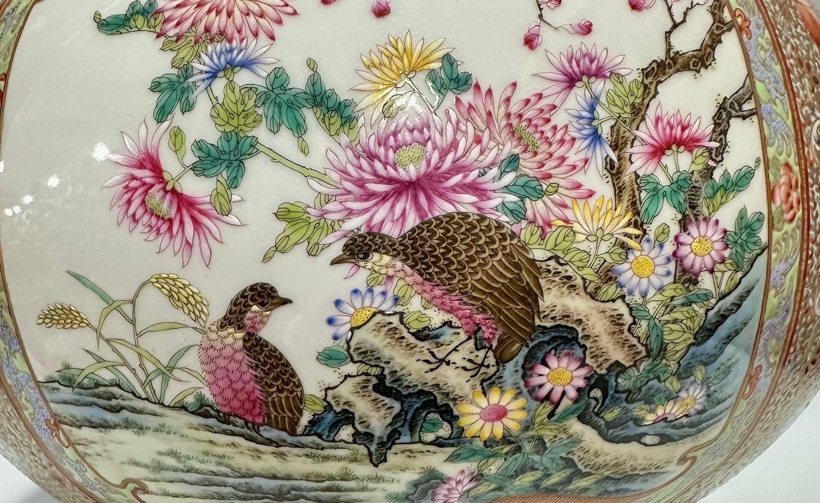 Qing Dynasty Qianlong enamel and gold-painted window flower and bird poetry appreciation vase