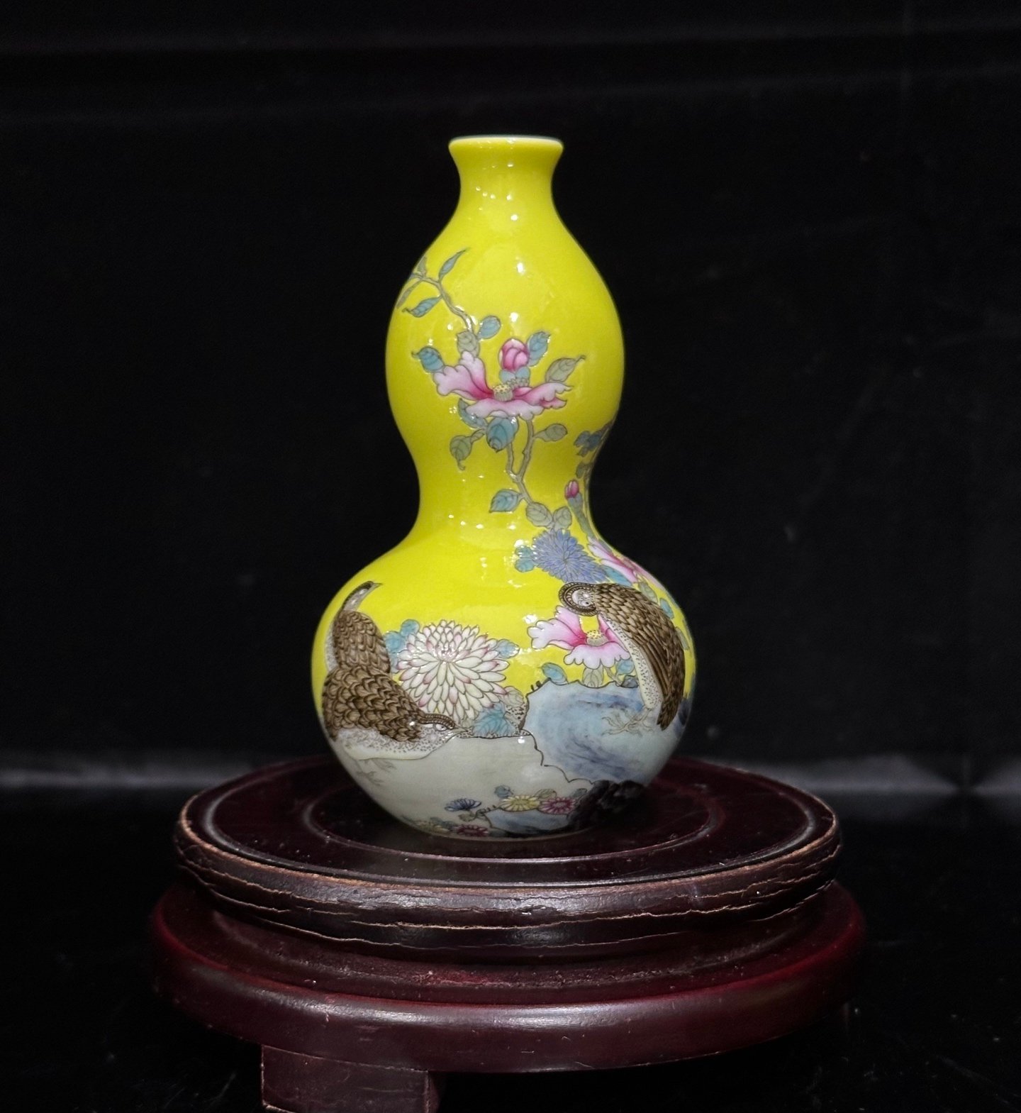 Qing Dynasty Qianlong Enamel lemon yellow glaze flower and bird small gourd vase