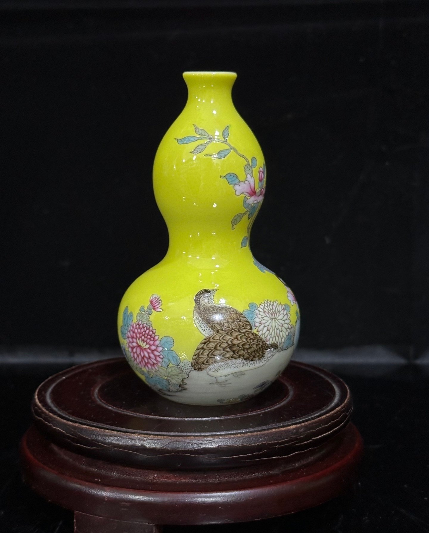 Qing Dynasty Qianlong Enamel lemon yellow glaze flower and bird small gourd vase
