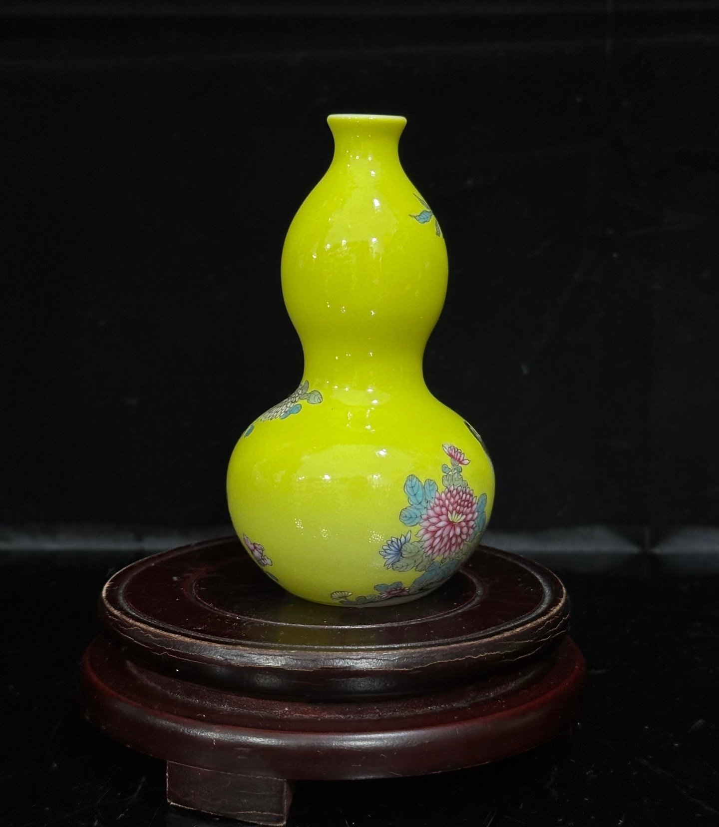 Qing Dynasty Qianlong Enamel lemon yellow glaze flower and bird small gourd vase