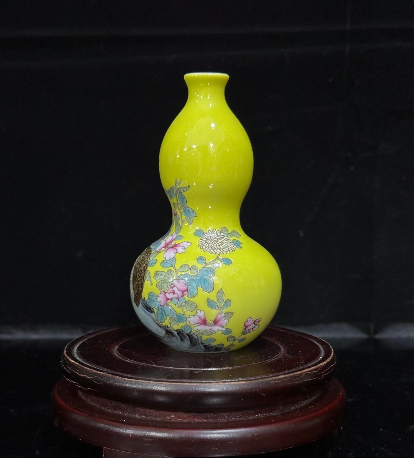 Qing Dynasty Qianlong Enamel lemon yellow glaze flower and bird small gourd vase
