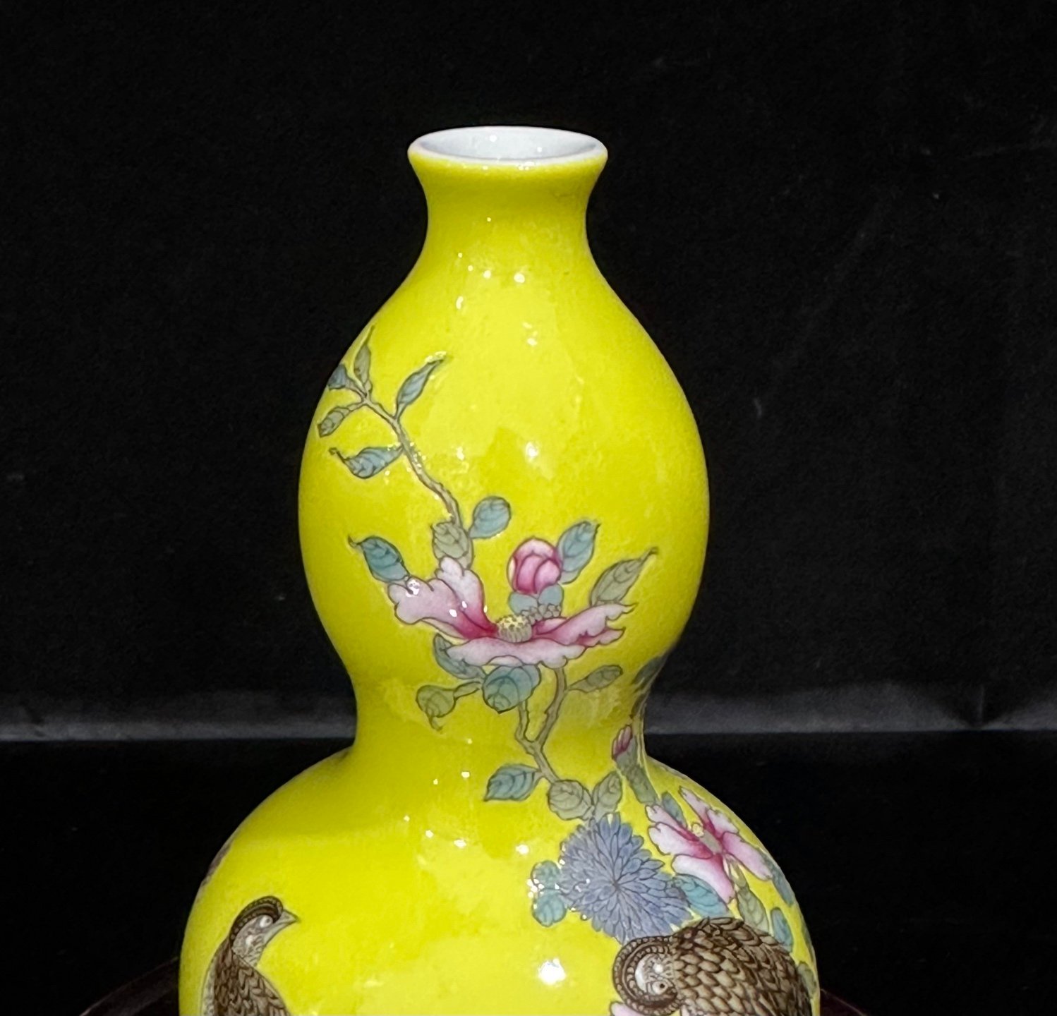 Qing Dynasty Qianlong Enamel lemon yellow glaze flower and bird small gourd vase
