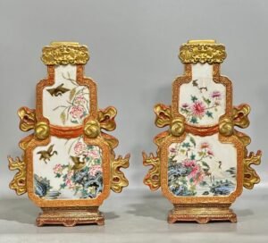 Qing Dynasty Qianlong Enamel alum and red carving gold-plated window Ruyi gourd flat vase