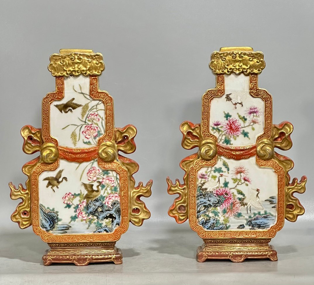 Qing Dynasty Qianlong Enamel alum and red carving gold-plated window Ruyi gourd flat vase
