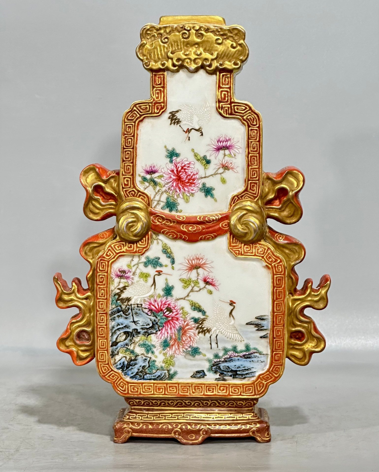Qing Dynasty Qianlong Enamel alum and red carving gold-plated window Ruyi gourd flat vase