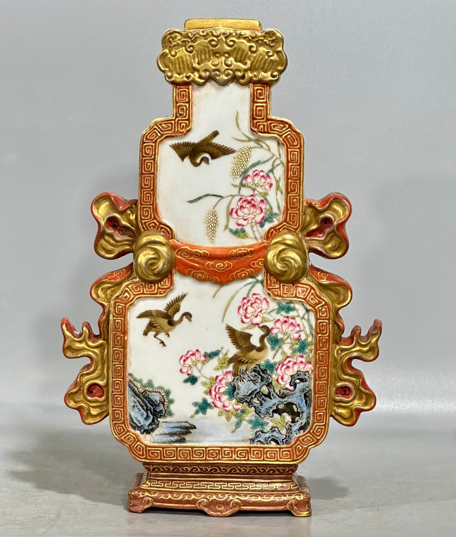 Qing Dynasty Qianlong Enamel alum and red carving gold-plated window Ruyi gourd flat vase