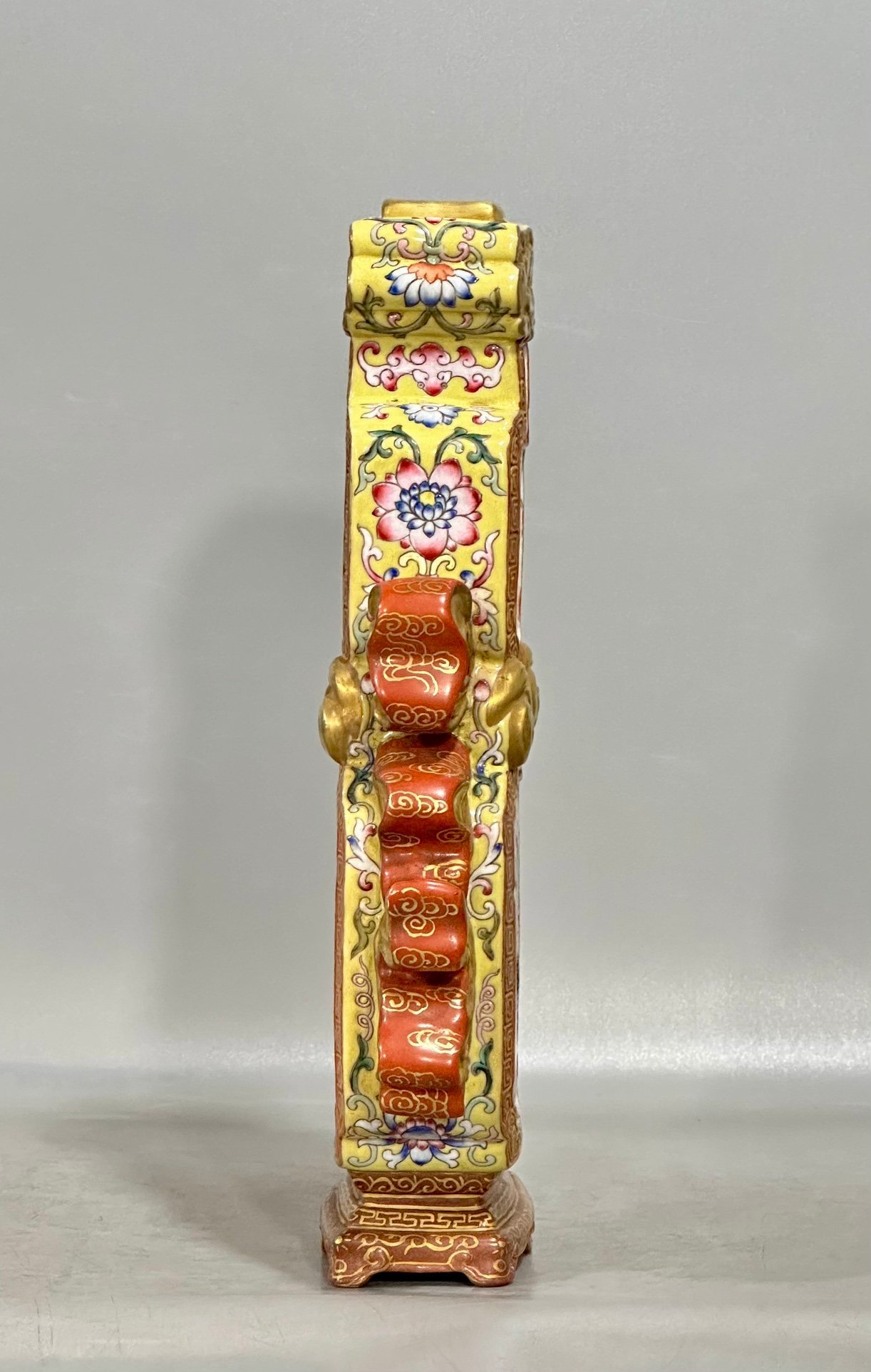 Qing Dynasty Qianlong Enamel alum and red carving gold-plated window Ruyi gourd flat vase