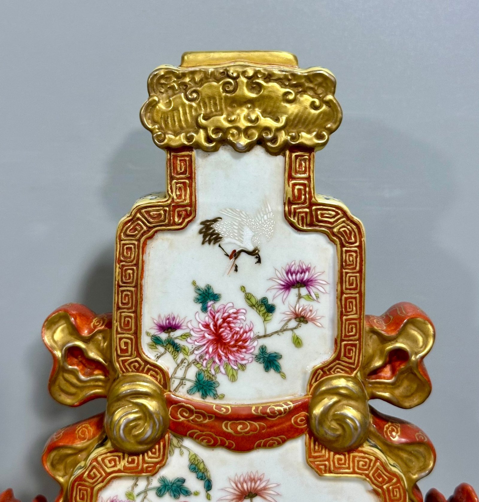 Qing Dynasty Qianlong Enamel alum and red carving gold-plated window Ruyi gourd flat vase