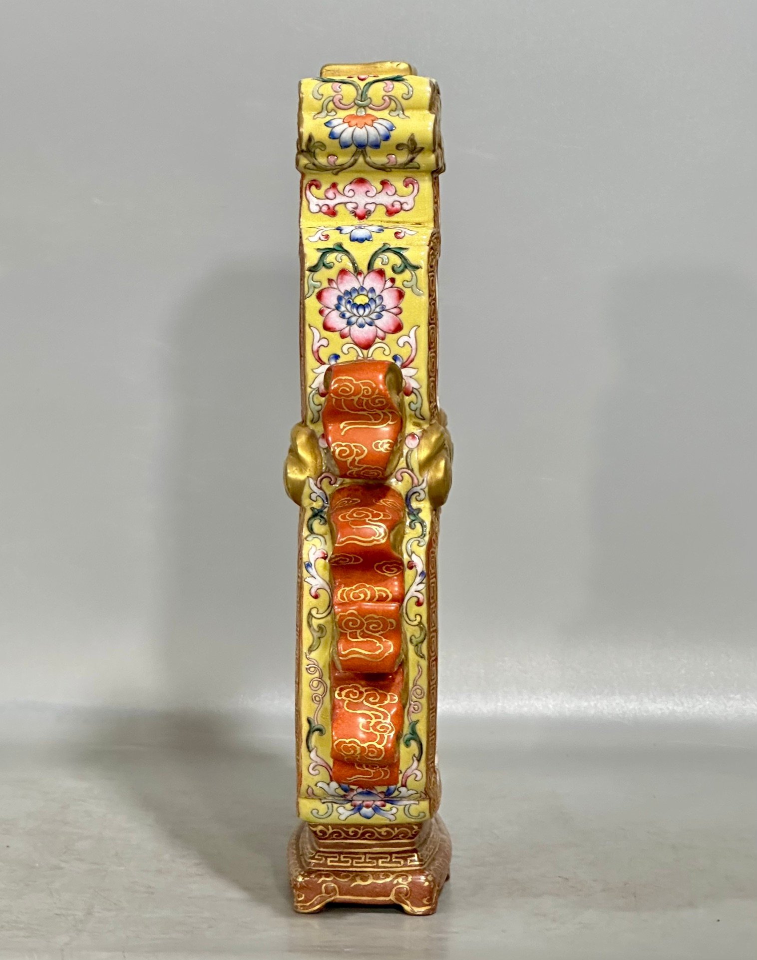 Qing Dynasty Qianlong Enamel alum and red carving gold-plated window Ruyi gourd flat vase