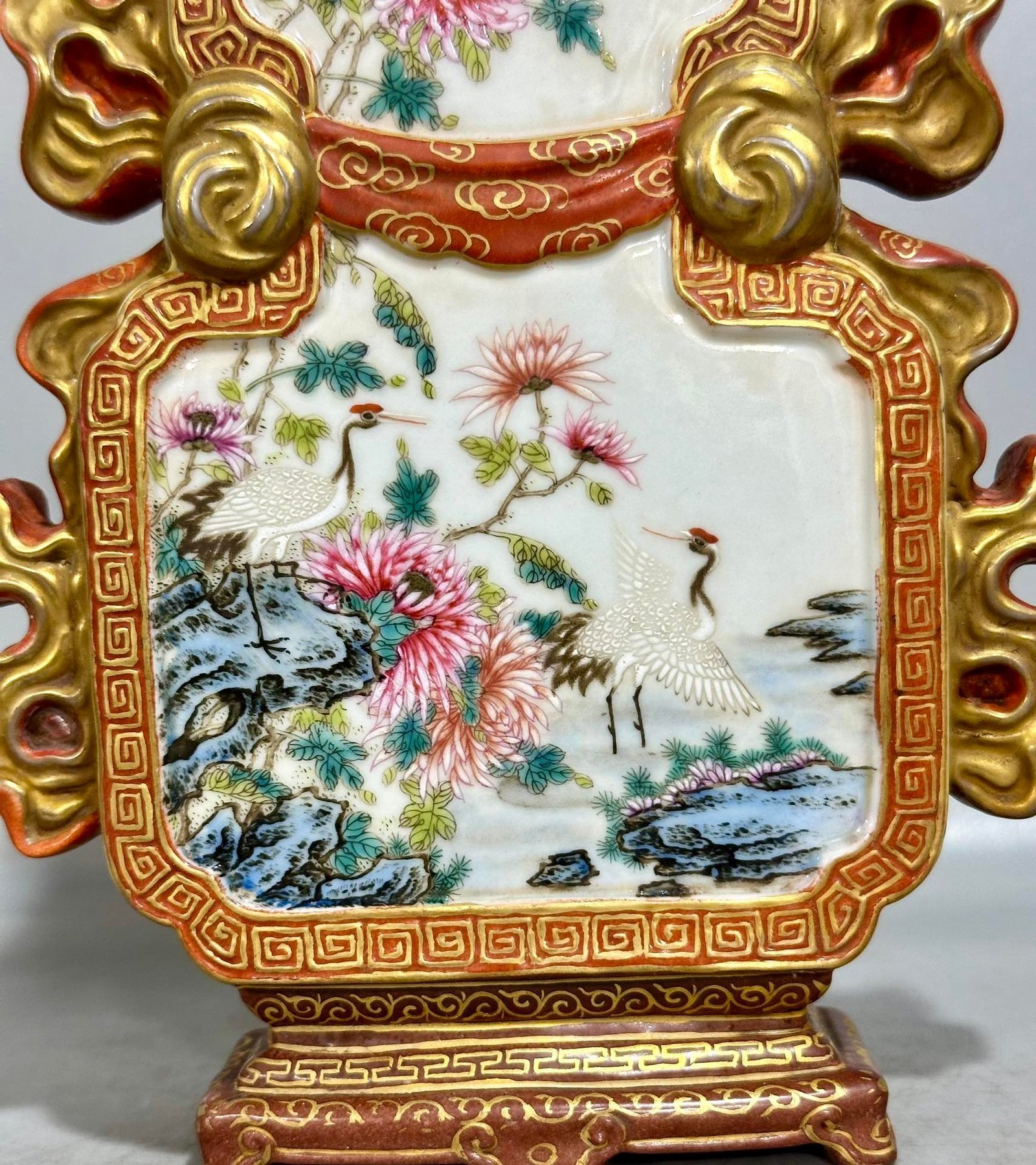 Qing Dynasty Qianlong Enamel alum and red carving gold-plated window Ruyi gourd flat vase