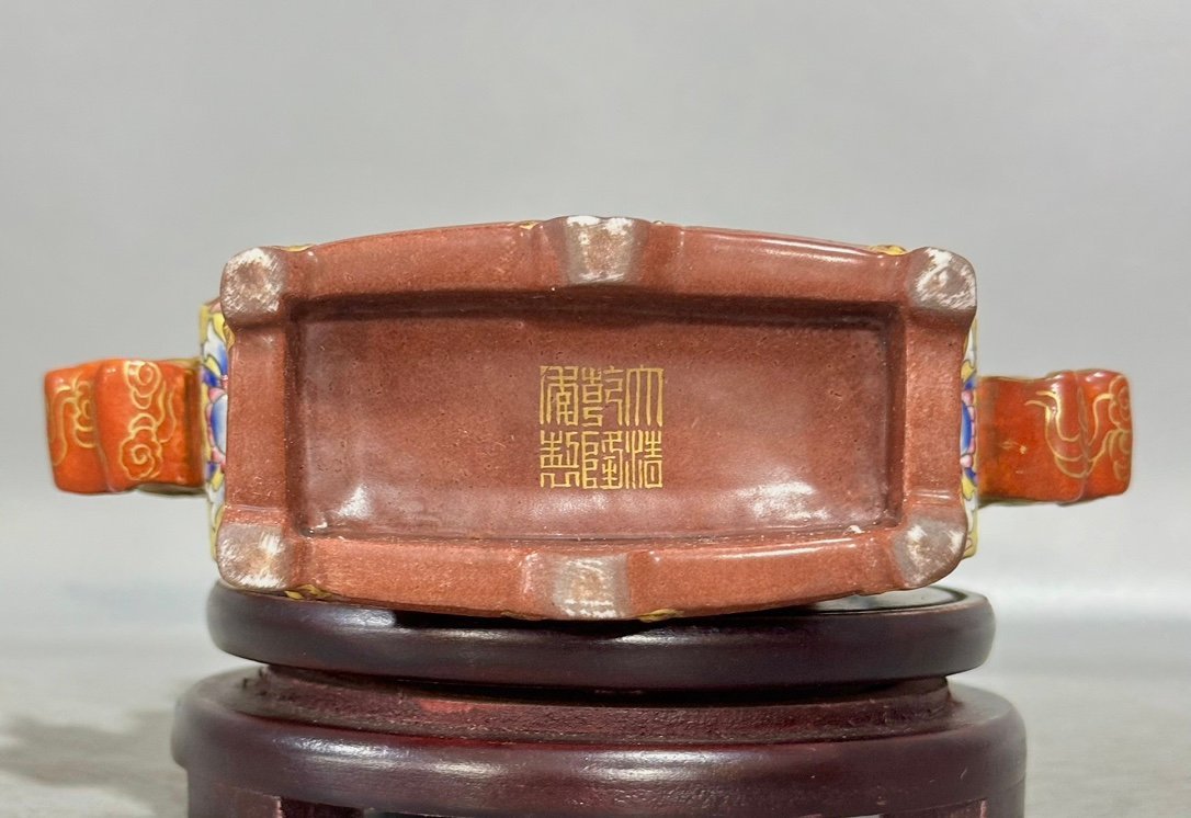Qing Dynasty Qianlong Enamel alum and red carving gold-plated window Ruyi gourd flat vase
