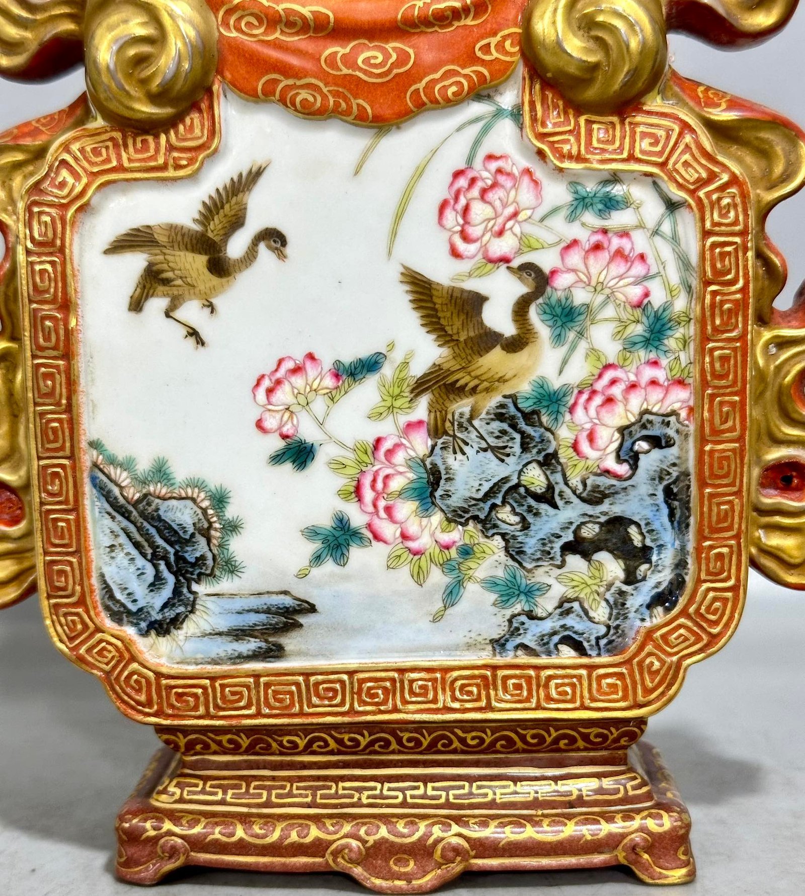 Qing Dynasty Qianlong Enamel alum and red carving gold-plated window Ruyi gourd flat vase
