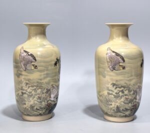 Qing Dynasty Qianlong Enamel beige glazed small east melon vase