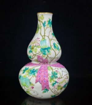 Qing Dynasty Qianlong Enamel gourd vase with flower
