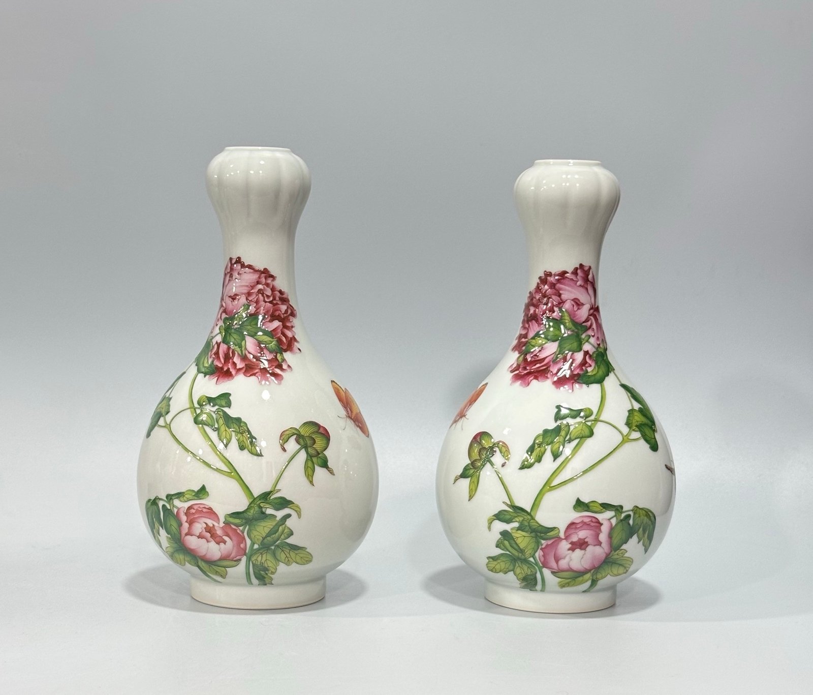 Qing Dynasty Qianlong Enamel Castiglione flower-and-bird poetry and garlic vase