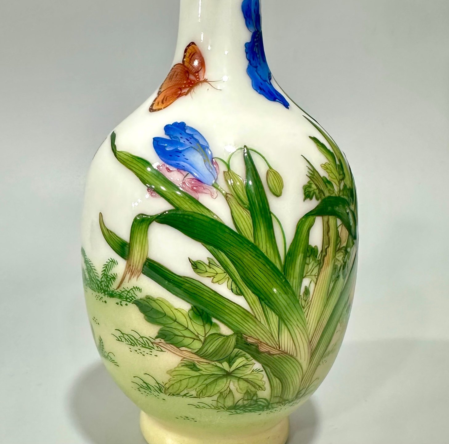 Qing Dynasty Qianlong Enamel Lang Shining flower vase