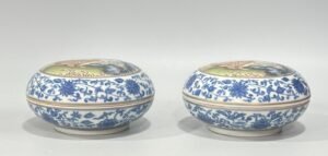 Qing Dynasty Qianlong Enamel blue and white tangled branches window flower and bird pattern holding box