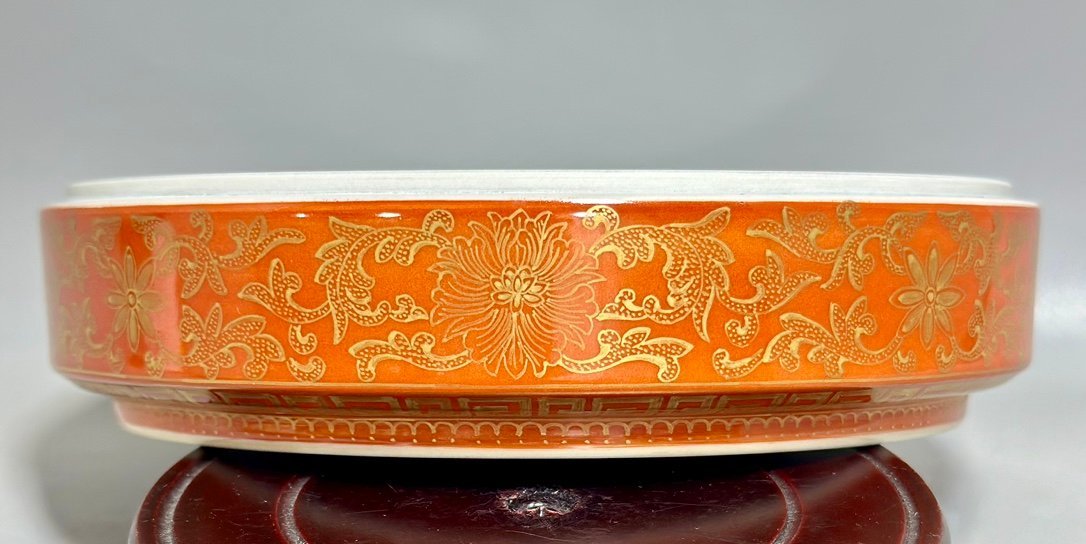 Qing Dynasty Qianlong Pastel coral red gold-painted passion flower wrapped branches
