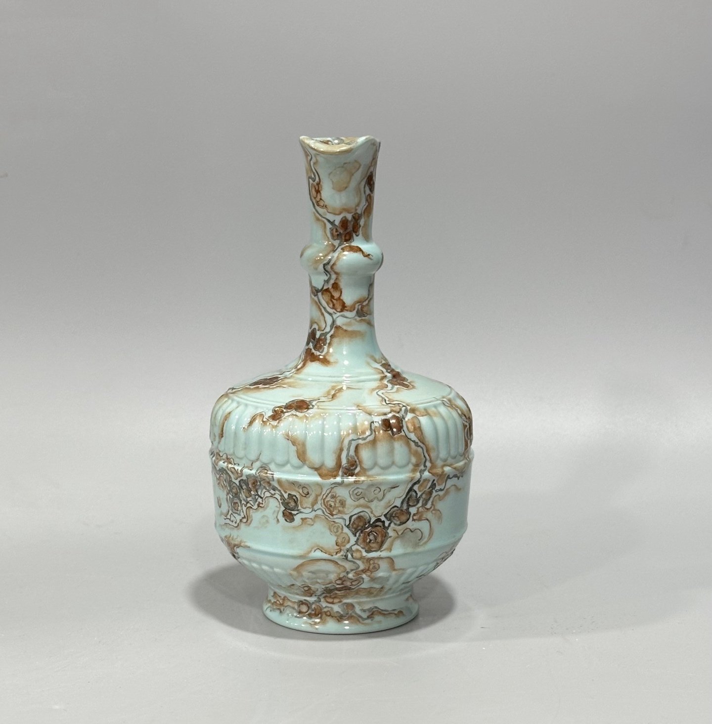 Qing Dynasty Qianlong Bianba teapot carved with pastel stone pattern