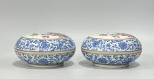 Qing Dynasty Qianlong Pastel blue and white flower and bird holding box