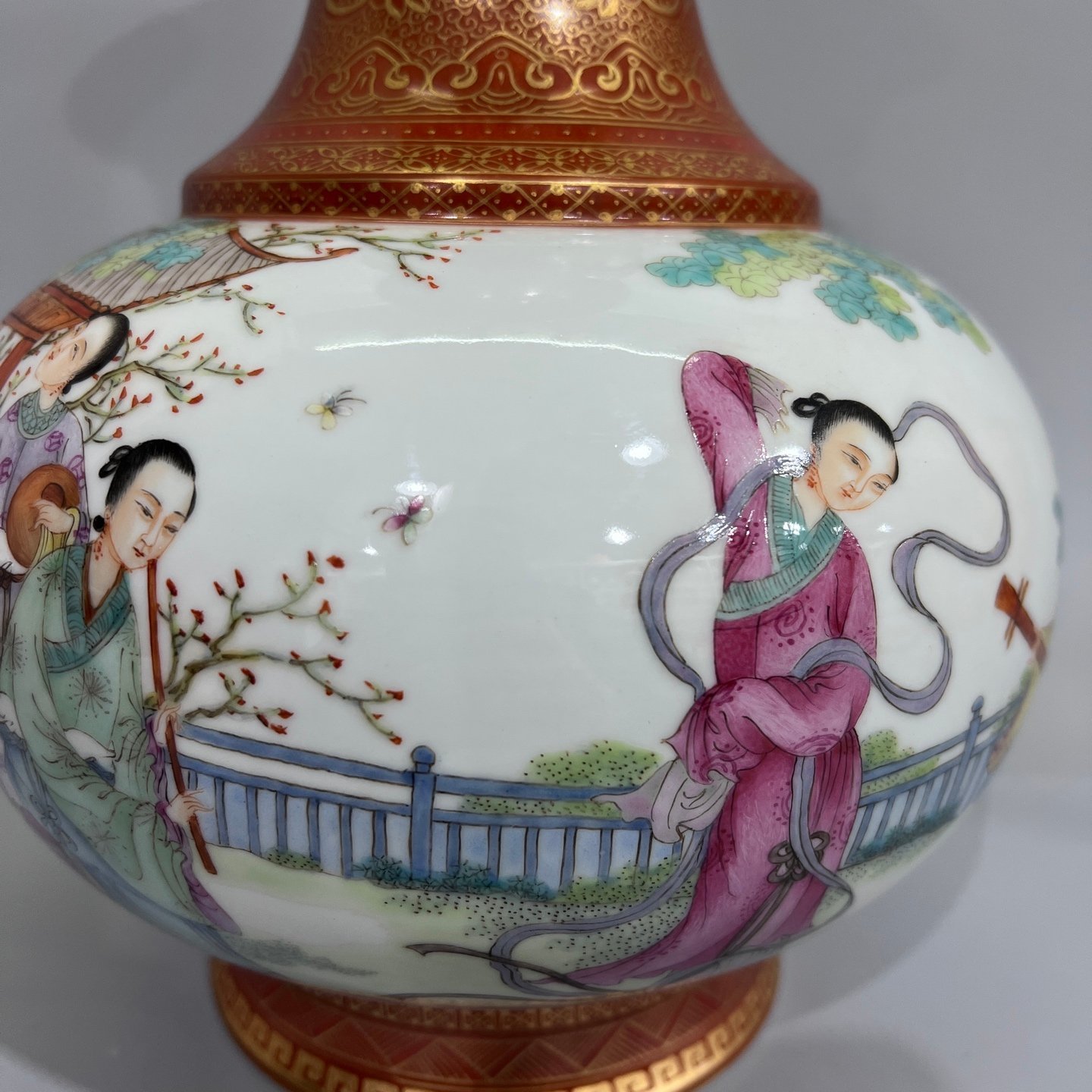 Qing Dynasty alum red gilt on top and bottom and pastel figures pair of two-ear vase