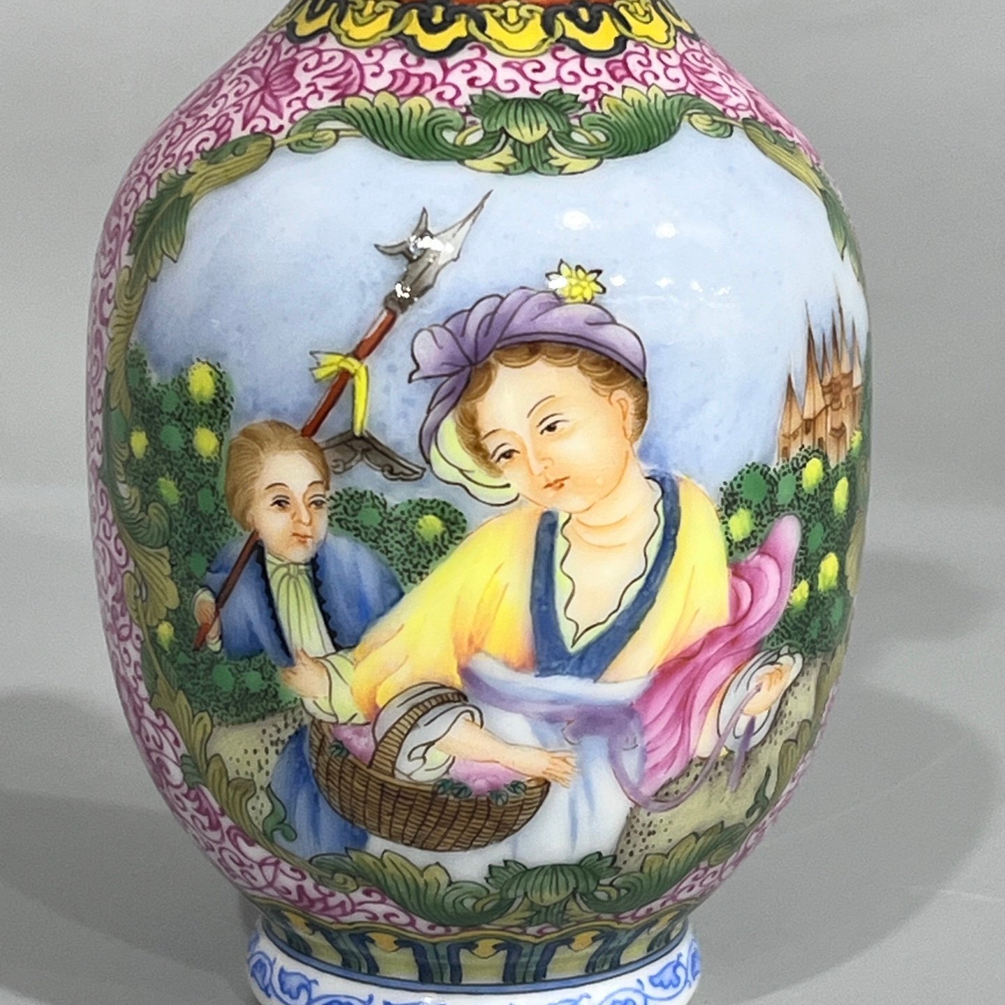 Qing Dynasty Qianlong Consecrated enamel vase