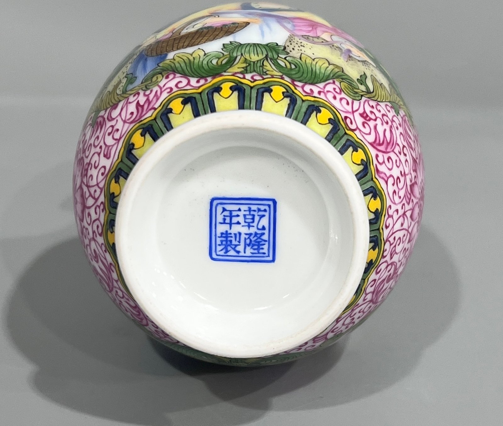 Qing Dynasty Qianlong Consecrated enamel vase