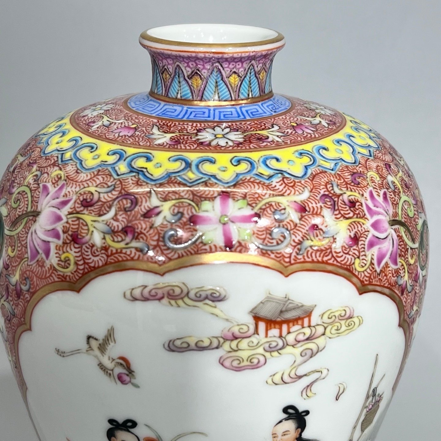 Qing Dynasty Qianlong a plum vase with pastel patterns