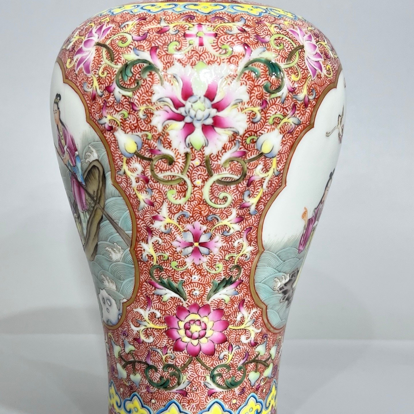 Qing Dynasty Qianlong a plum vase with pastel patterns