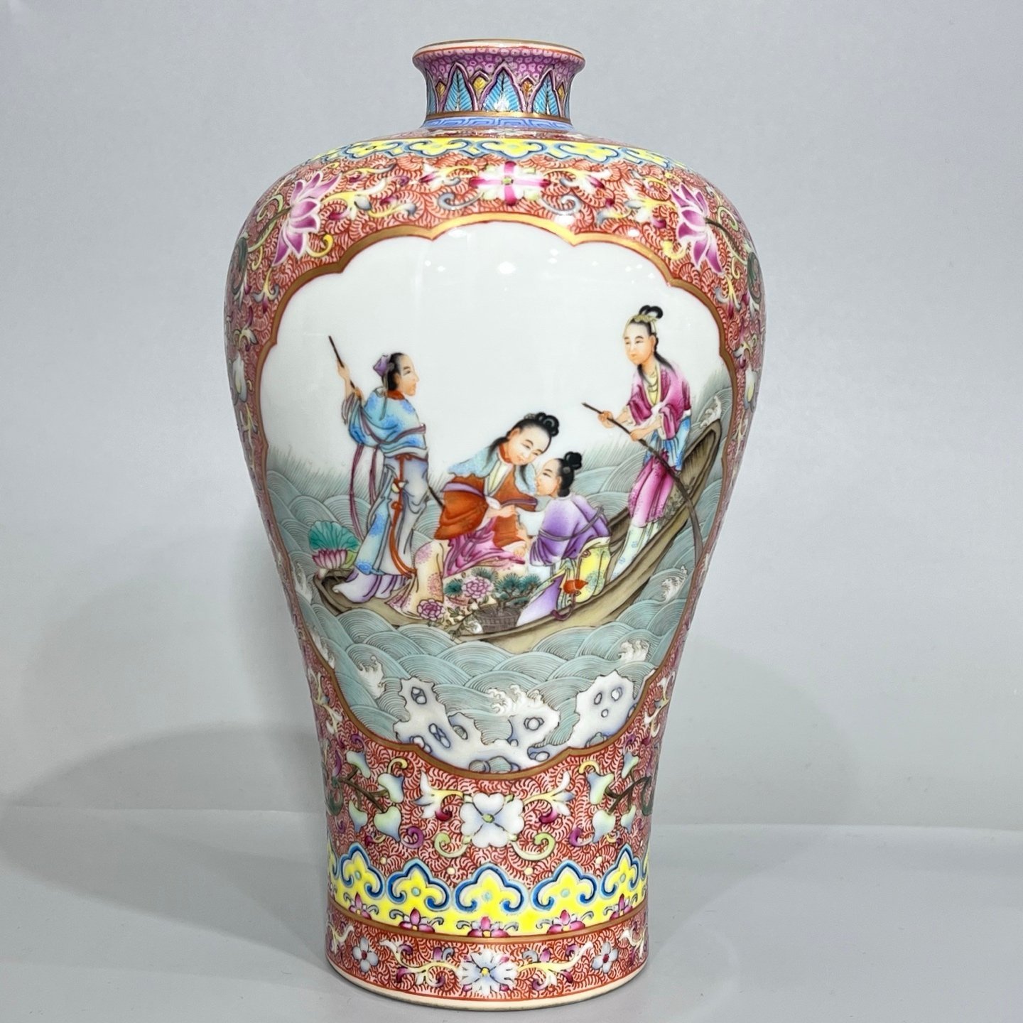 Qing Dynasty Qianlong a plum vase with pastel patterns